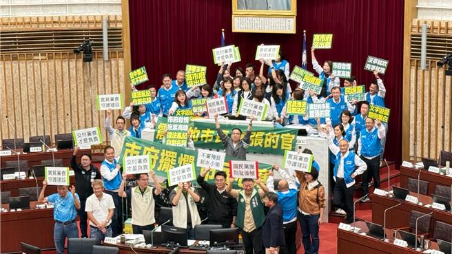 藍營集體霸占主席台包圍議長康裕成，綠營緊急護駕，雙方爆發激烈肢體衝突、互相推擠叫囂長達10分鐘，場面相當失控。（柯宗緯攝）