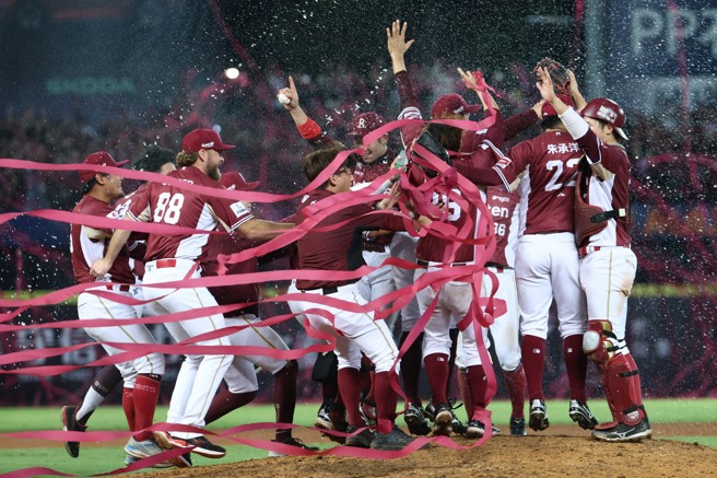 樂天桃猿今年擊敗中信兄弟，奪下職棒36年總冠軍。(圖／樂天桃猿提供／李弘斌台北傳真)