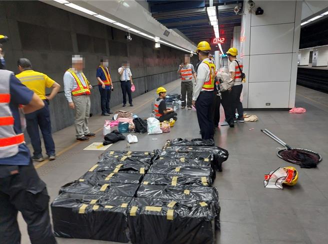 诱捕笼完成布置，待台铁断电后行动。（北市动保处提供／张珈瑄台北传真）