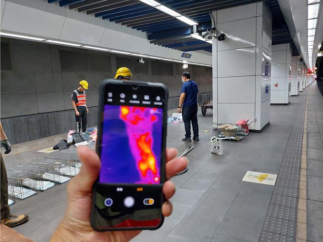 搜救人员由台铁人员带领，以徒步方式于松山站至南港站及台北站至松山站间搜索，察看有无猫叫声、猫眼金属反光及猫尿痕迹，配合使用热像仪搜索生命迹象。（北市动保处提供／张珈瑄台北传真）