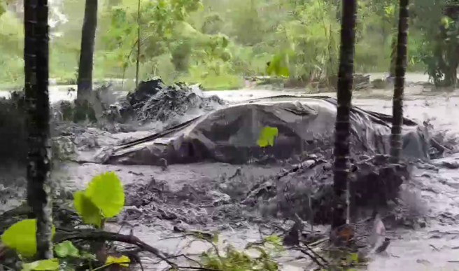 轎車遭泥流沖走。（翻攝中天新聞）