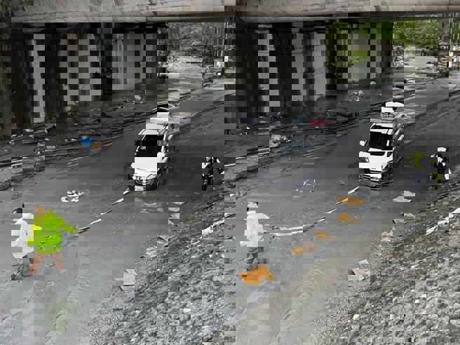 警車卡在淤泥中。（翻攝中天新聞）