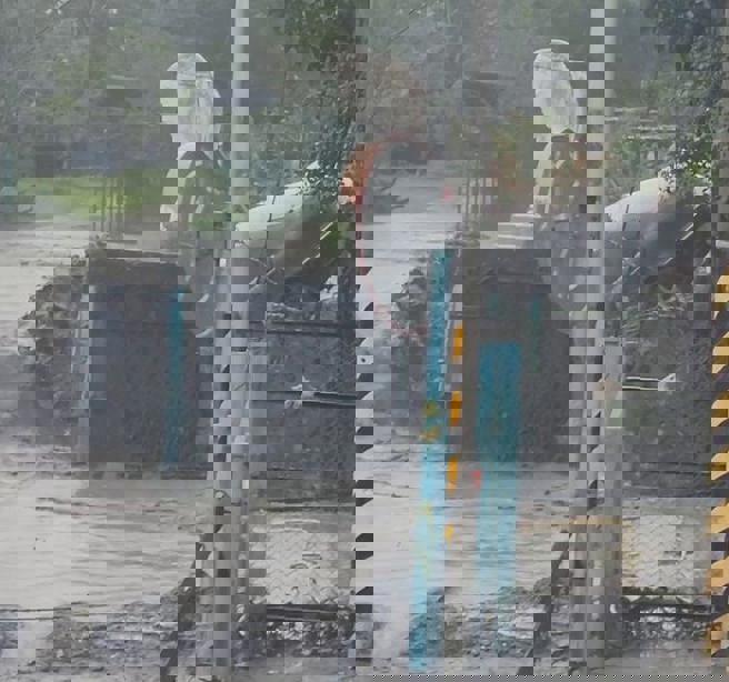 整台車最後倒頭栽卡在大排。（翻攝中天新聞）