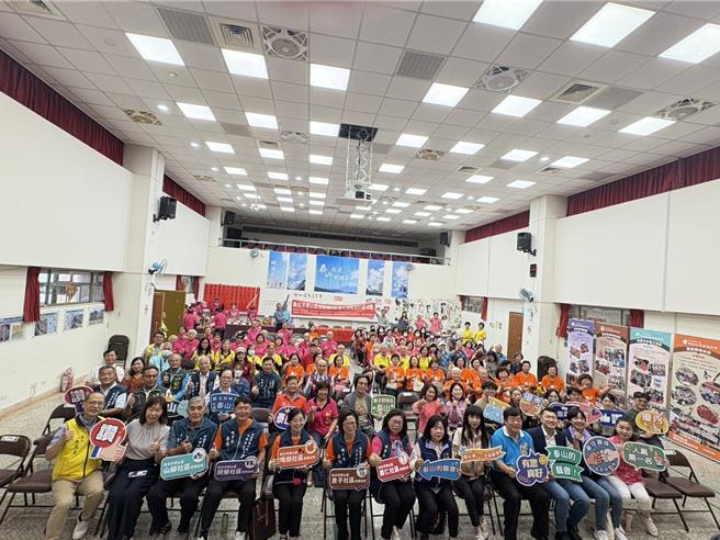 泰山区义仁、贵子、同荣、山脚与枫树5个社区发展协会举行联合成果展，场面热闹万分。（新北市泰山区公所提供／吴嘉亿新北传真）