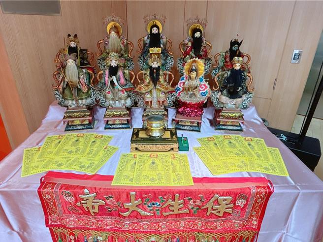 濟安宮民國108年辦理東遷百年五朝清醮時，特別邀請國寶級紙藝師傅李清榮，將西洋美術元素融入傳統工藝，創新製作人物紙偶，展現了技術與藝術的結合。（新北市民政局提供）