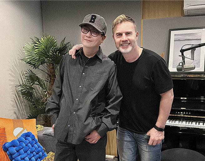 張信哲日前在英國倫敦開唱，與蓋瑞巴洛相見歡。（潮水音樂提供）