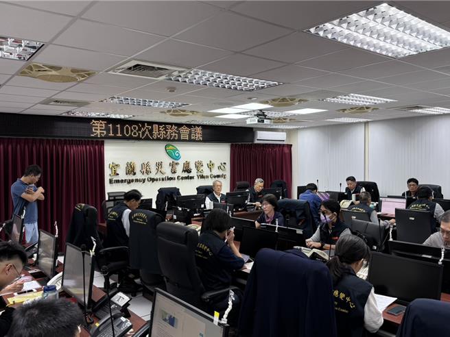 宜兰县灾害应变中心目前提升为二级开设，随时准备因应风雨变化。（吴佩蓉摄）