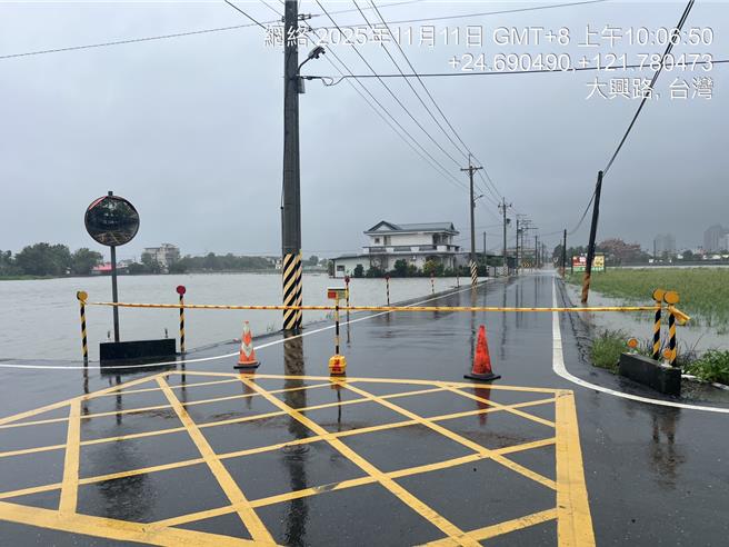 五结乡宜31线大兴路因积水长达100公尺、水深15公分，已全面封闭。（宜兰县政府提供／吴佩蓉宜兰传真）