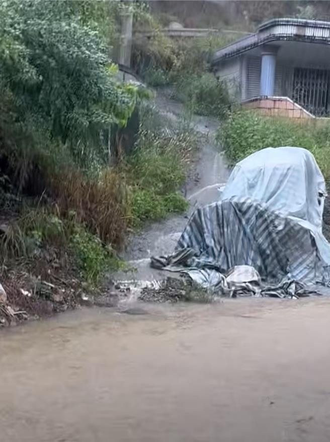 五结乡宜31线大兴路因积水长达100公尺、水深15公分，已全面封闭。（民眾提供／吴佩蓉宜兰传真）