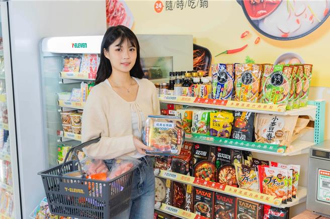 7-11饗喫鍋火鍋專區擁有近百款小份量且經專業選品的火鍋周邊，並依商圈靈活調整專區規模。（7-11提供／朱世凱台北傳真）