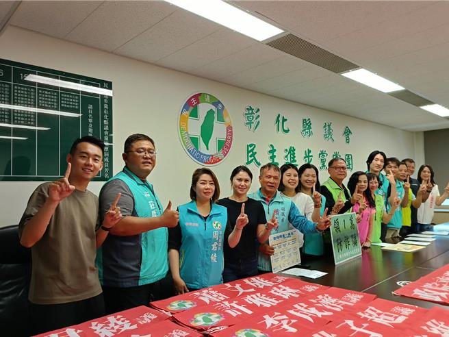 彰化縣議會民進黨團今日宣布綠營所有議員服務處將懸掛紅布條、全面設立便民服務站，民眾可就近咨詢普發現金相關問題，避免被騙，全縣17位綠營議員有15位與會。（葉靜美攝）