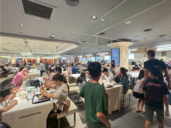 台茂購物中心11日預估人潮為25000人次，相較去年同期平日的14000人次，成長約8成。（台茂提供）