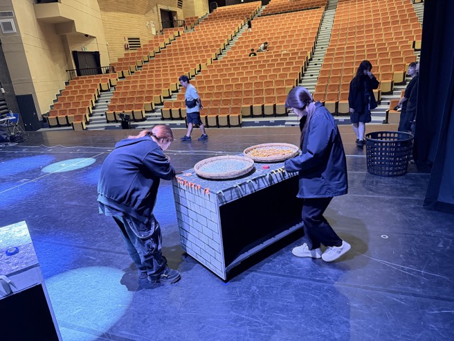 南華大學民音系攜手雲林愛樂產學共製音樂劇，展現學生實戰力，學生協助舞台道具場上定位。（南華大學提供）