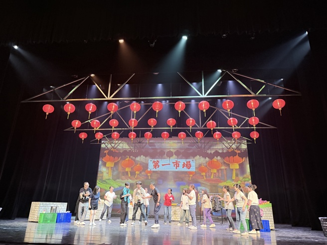 南華大學民音系攜手雲林愛樂產學共製音樂劇，展現學生實戰力，協助演員彩排過程。（南華大學提供）