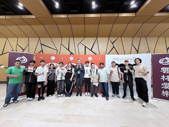 南華大學民族音樂學系楊澤之老師(中)帶領跨域專題講座課程學生校外教學，參觀音樂劇彩排及演出。（南華大學提供）