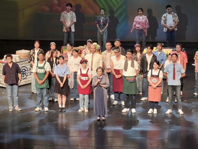 南華大學民音系攜手雲林愛樂產學共製音樂劇，雲林愛樂合唱團團長許淑媛老師於演出結束後致詞。（南華大學提供）