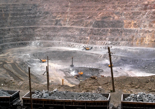 美中川習會達成的協議之一是北京取消稀土出口管制，不過傳出中國鬆綁措施只做半套，將排除稀土流入美軍供應商。畫面為中國內蒙古自治區的稀土礦場。（美聯社）