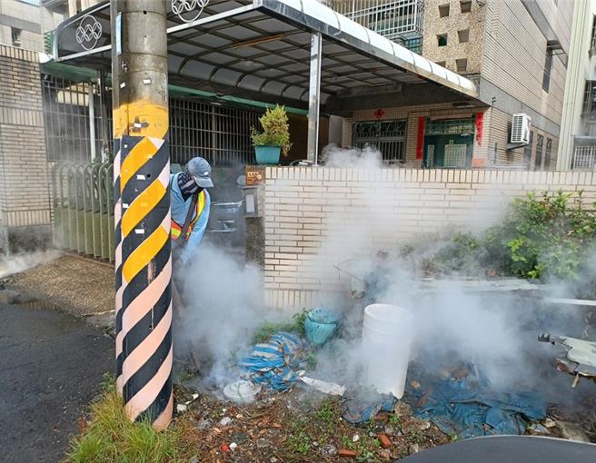 屏東縣繼9日出現縣內首例本土登革熱病例後，10日又新增1例，屏東衛生局已指示萬丹鄉公所成立鄉級緊急指揮中心，全力防堵疫情擴散。（屏縣府提供／謝佳潾屏東傳真）