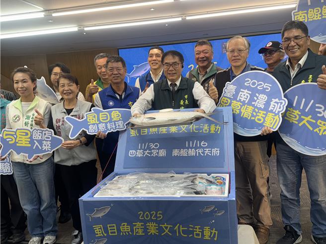 7月丹娜絲風災造成台南虱目魚產量減三分之一，市長黃偉哲手捧著虱目魚為虱目魚產業文化活動宣傳。(曹婷婷攝)
