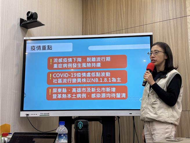 疾管署副主任李佳琳說明，國內流感脫離流行期，但預估12月上旬疫情將升溫，迎來下一波冬季流感，且就診人次、重症、住院人數都會更多。（李念庭攝）