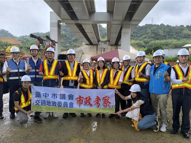 台中市議會交通地政委員會今天前往考察「東勢—豐原生活圈快速道路」第一標隧道標工程。（李京昇攝）