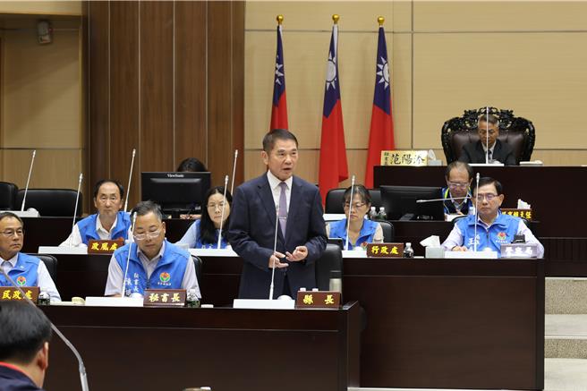 锺东锦答询表示，厨余养猪是中央核准的，但中央必须要给钱给人，中央要准什么？当然要问过苗栗县政府，然后把管理权交给县政府。（谢明俊摄）