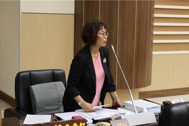 曾担任苗栗市养猪协会理事长的县议员廖秀红，在11日县议会第6次定期会首日议程上，特别针对苗栗县目前严格禁止厨余养猪一事质询县长锺东锦。（谢明俊摄）