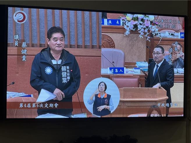 國家電影及視聽文化中心斥資3.96億興建，二期工程去年4月已經都市計畫程序核定發布，但新北市議員蔡健棠認為，中央工程進度緩慢，呼籲新北市府應該拿回來自己做，不要荒廢大片土地。（柯毓庭攝）