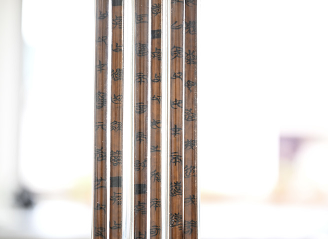  簡牘，取材竹木、記載文字，是紙張發明前中國書籍的主要形式。出土於大陸南方地區的簡牘含水率極高，脫水加固、文字信息提取是飽水簡牘修護的兩大難點。（示意圖／新華社資料照）