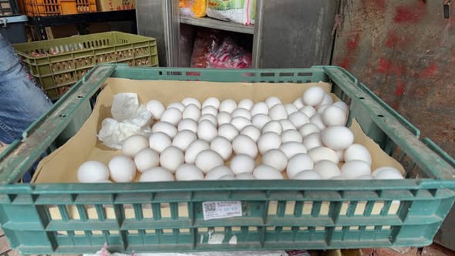 廖炯程表示，傳統市場的散裝雞蛋，籃子外側會貼有「雞蛋溯源標籤」，掃QRcode就能知道該籃雞蛋相關訊息。（圖取自廖炯程臉書粉專）