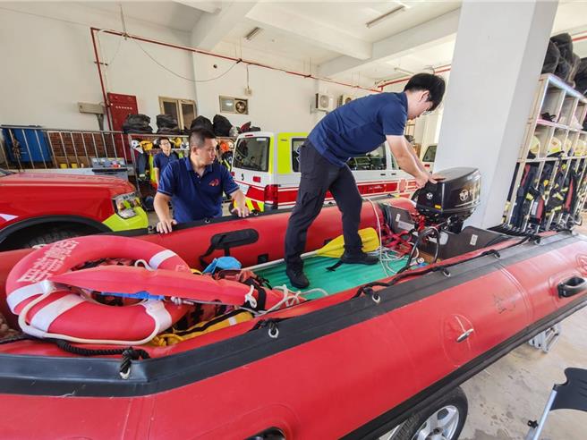 金門災害應變中心今日中午三級開設，各防災單位人車機具待命，全力備戰鳳凰颱風可能帶來之各種災害。(圖／金門縣消防局提供)