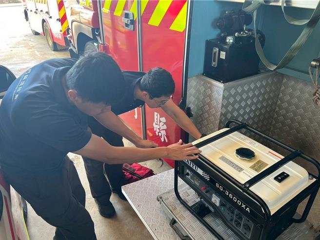 金門災害應變中心今日中午三級開設，各防災單位人車機具待命，全力備戰鳳凰颱風可能帶來之各種災害。(圖／金門縣消防局提供)