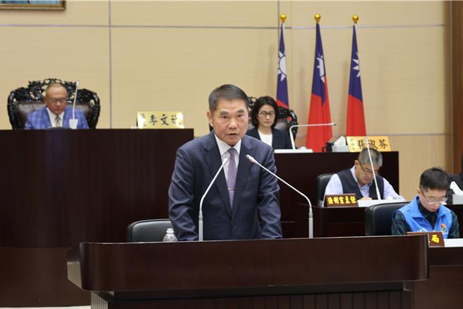 苗栗縣議會第6次定期會11日開議，由苗栗縣長鍾東錦做施政總報告。（謝明俊攝）
