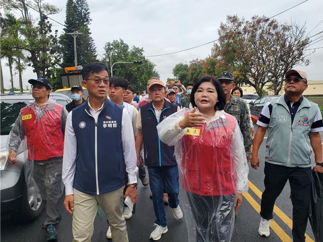 凤凰颱风进逼台湾，云林县长张丽善11日于崙背乡听取交通工务局、水利处、农业处等相关局处防颱简报。 (周丽兰摄)　