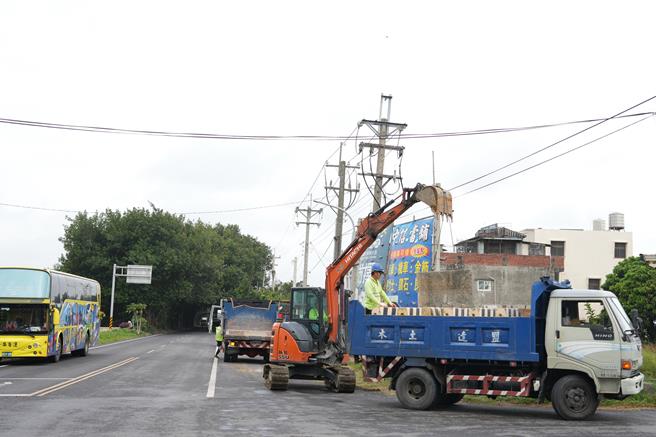 154县道崙背乡丰荣村易发生路树倒塌段3处，将视风雨状况封闭，届时请用路人改道。 (周丽兰摄)