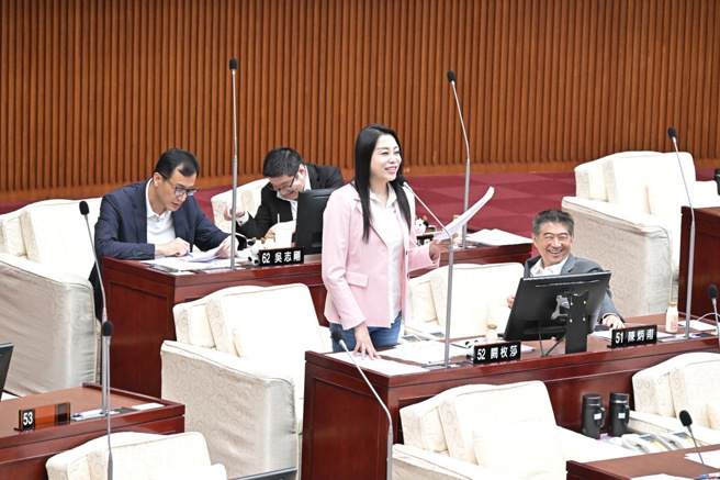 闕枚莎爭取調升「首都教師待遇」，希望穩定師資留人才。(翻攝自闕枚莎臉書)