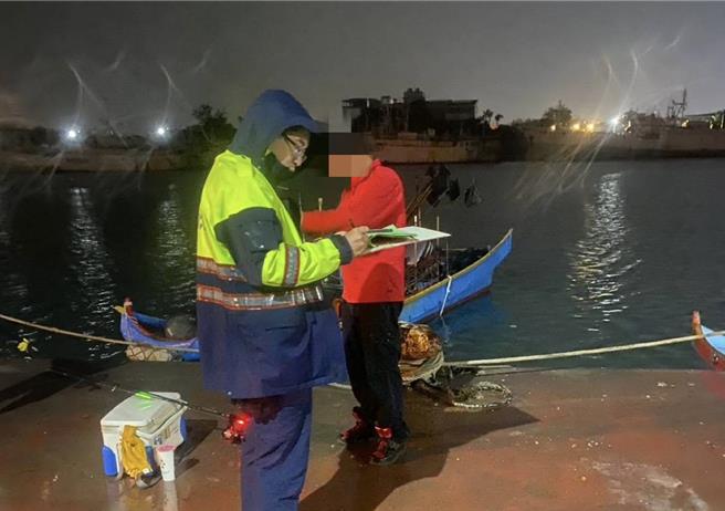 鳳凰颱風逼近，外圍環流引發巨浪，安平海邊吸引觀浪人潮，警方前往安平港邊勸離觀浪的市民。（台南市警第四分局提供／郭良傑台南傳真）