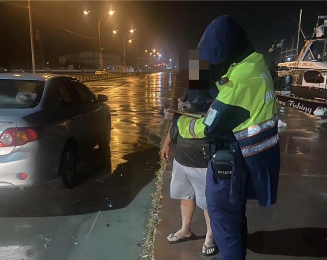 鳳凰颱風逼近，外圍環流引發巨浪，海邊有安全疑慮，警方對出入港邊的人車加強稽查。（台南市警第四分局提供／郭良傑台南傳真）