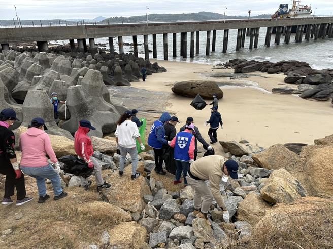 金門塔山發電廠今日舉辦「114年下半年金城鎮將軍泉海灘淨灘活動」，希望透過實際行動喚起全民環保意識，守護金門珍貴的自然環境。(圖／塔山發電廠提供)