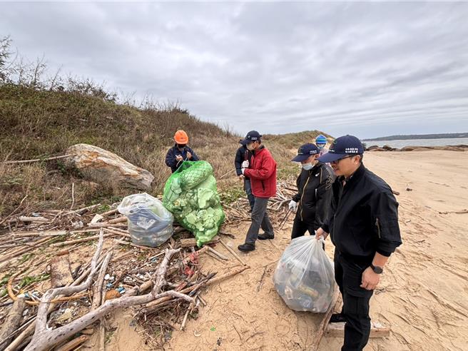 金門塔山發電廠今日舉辦「114年下半年金城鎮將軍泉海灘淨灘活動」，希望透過實際行動喚起全民環保意識，守護金門珍貴的自然環境。(圖／塔山發電廠提供)