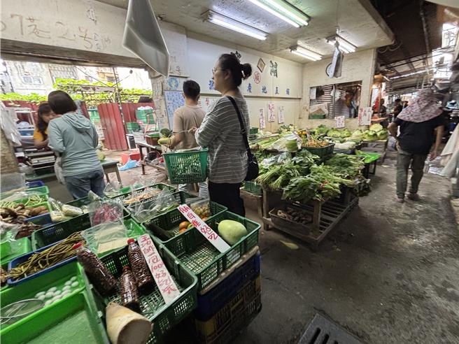 颱風還沒來，傳統市場已出現搶菜人潮。（馮惠宜攝）
