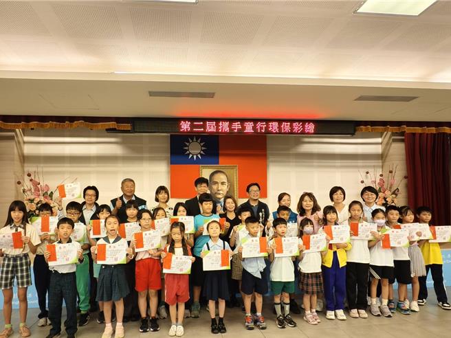 第二届「携手童行环保彩绘」活动吸引5116位学童参赛，评选出国小高、中、低各年级组每组特选一名，优选二名，佳作十名，今日颁奖。（叶静美摄）