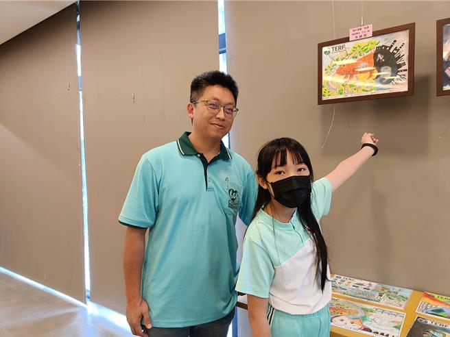 侨信国小六年⼆班李桐彤（右）以变色龙改变体色为创作灵感，作品获第二届「携手童行环保彩绘」高年级组特选。（叶静美摄）