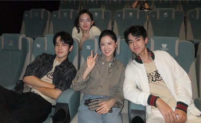 張豐豪（左起）、戴雅芝、林予晞、劉敬在戲院等待影迷入場。（本萃電影提供）