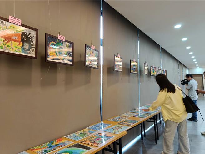 第二届「携手童行环保彩绘」活动得奖作品展示。（叶静美摄）