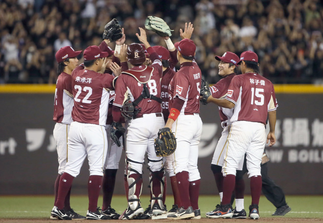 樂天桃猿奪下職棒36年中職冠軍，季後卻爆發換帥風波，引起部分球員與球迷反彈。（資料照／范揚光攝）