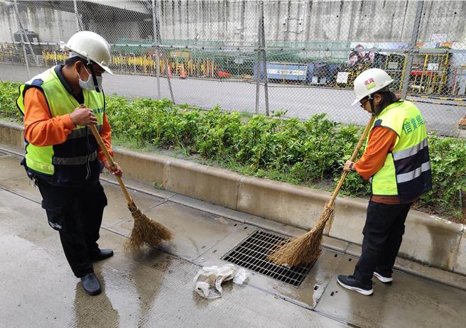 為配合防颱整備並確保航班運作安全，11日北跑道聯合巡場暫停一次，南跑道則維持正常運作。機場各施工工區、排水幹線及空側積水熱區加強巡查並持續回報，工作人員清掃路面雜物，確保排水幹線順暢。（機場公司提供／陳麒全桃園機場傳真）