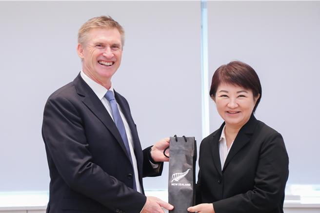 紐西蘭商工辦事處新任代表梁思齊（左）11日拜會台中市政府，由市長盧秀燕（右）親自接待。（台中市府提供／陳淑娥台中傳真）