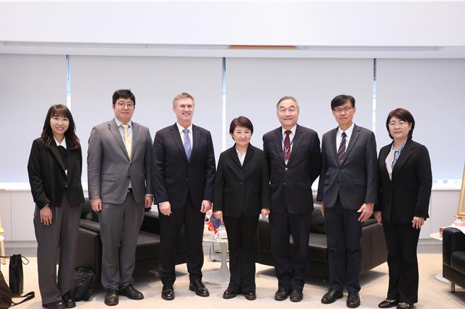 紐西蘭商工辦事處新任代表梁思齊（左三）11日拜會台中市政府，由市長盧秀燕（中）親自接待。（台中市府提供／陳淑娥台中傳真）