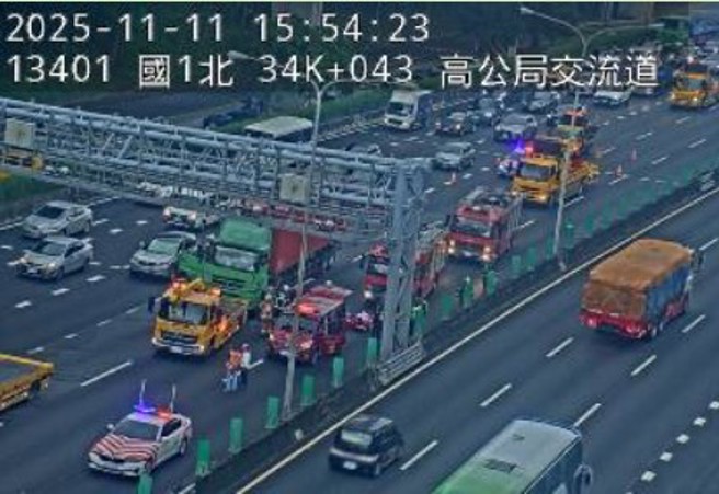 貨櫃車駕駛腳部夾困，消防隊到場進行救援。（翻攝國道1968監視器）